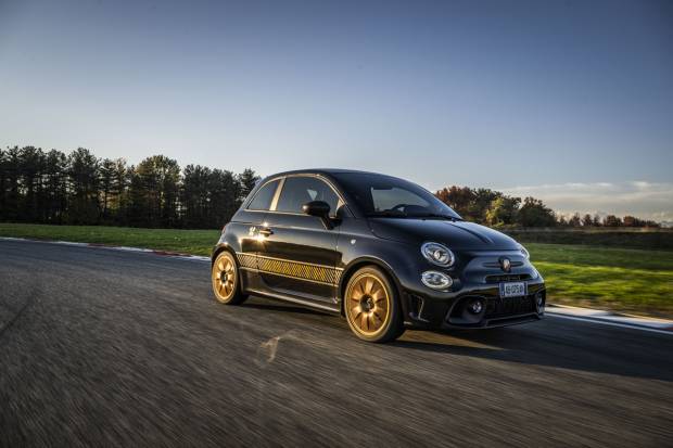 Abarth 695 75 Anniversario: una edición limitada que huele a despedida de la gasolina