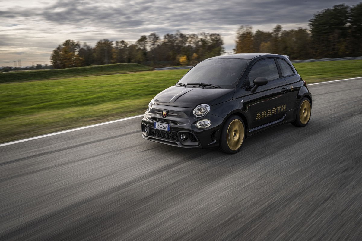 Abarth 695 75 Anniversario: una edición limitada que huele a despedida de la gasolina