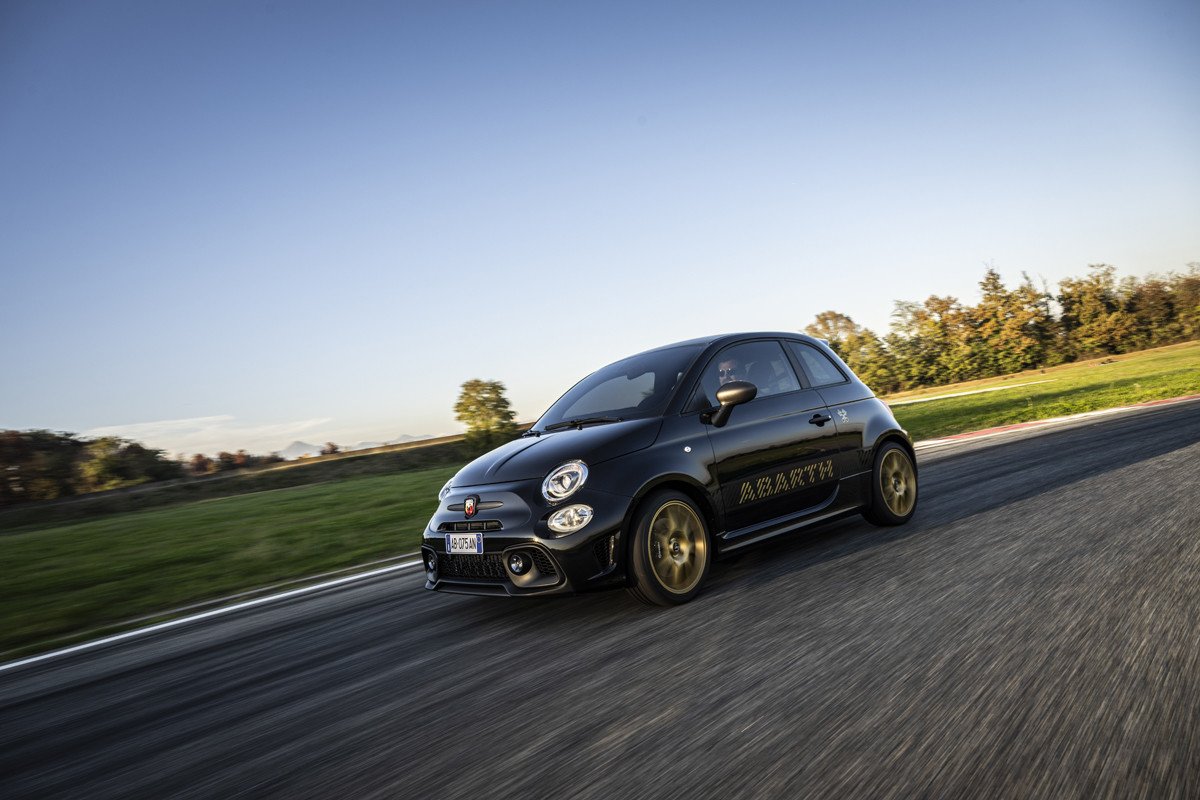 Abarth 695 75 Anniversario: una edición limitada que huele a despedida de la gasolina