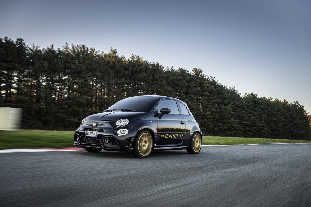 Abarth 695 75 Anniversario: una edición limitada que huele a despedida de la gasolina