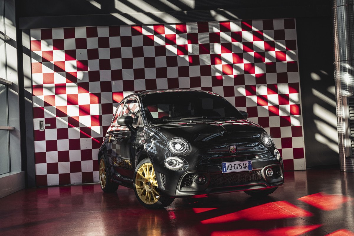 Abarth 695 75 Anniversario: una edición limitada que huele a despedida de la gasolina