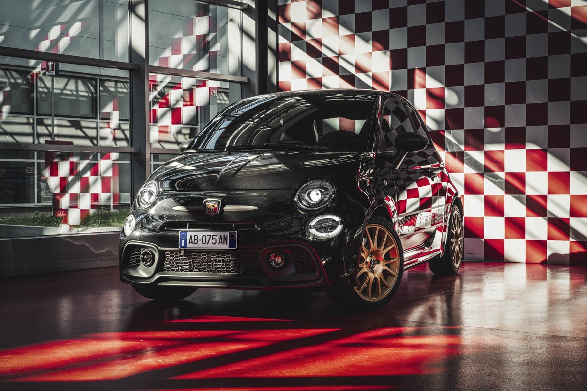 Abarth 695 75 Anniversario: una edición limitada que huele a despedida de la gasolina