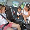 La DGT quiere que los niños siempre viajen detrás