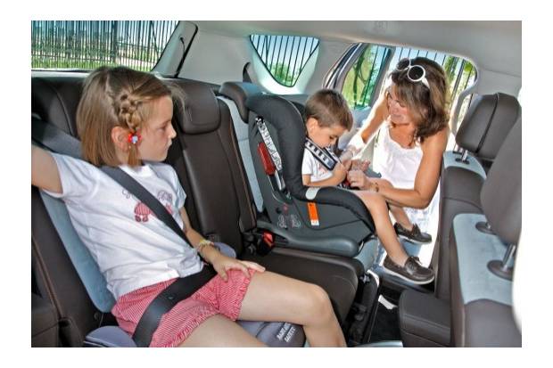 La DGT quiere que los niños siempre viajen detrás