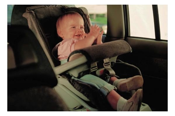 La DGT quiere que los niños siempre viajen detrás