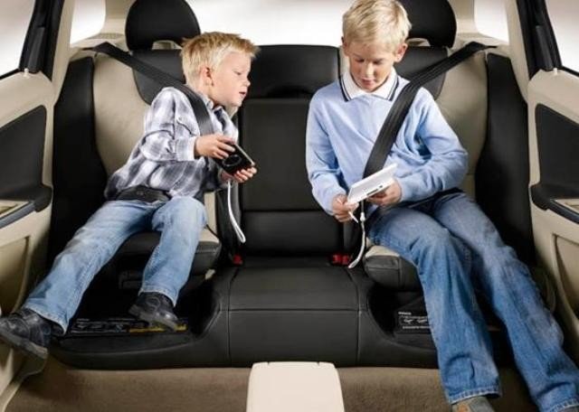 La DGT quiere que los niños siempre viajen detrás