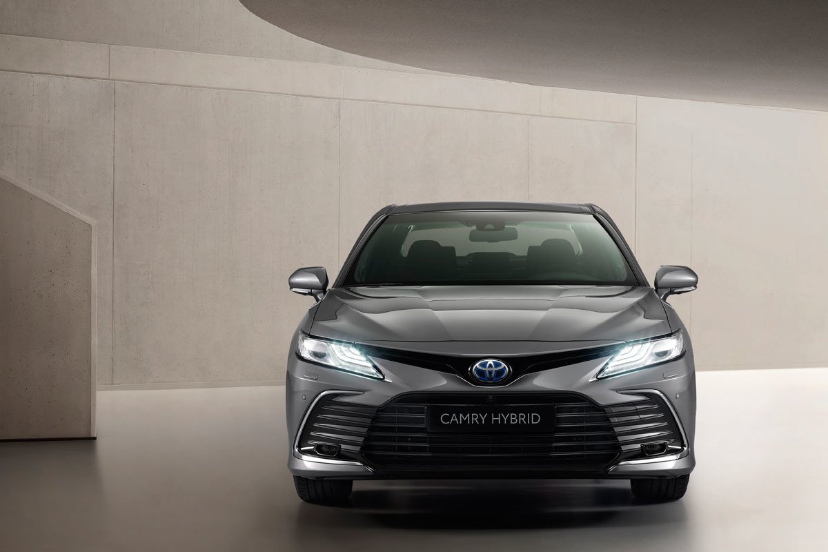 Nuevo Toyota Camry: retoques estéticos y el mismo motor híbrido
