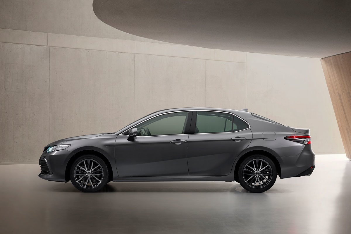 Nuevo Toyota Camry: retoques estéticos y el mismo motor híbrido
