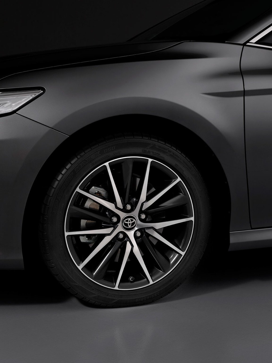 Nuevo Toyota Camry: retoques estéticos y el mismo motor híbrido