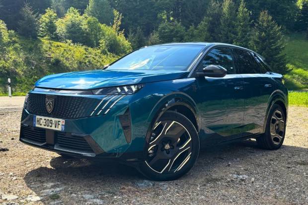 Prueba Peugeot e-3008 Dual Motor: SUV con 325 CV y tracción total con etiqueta Cero