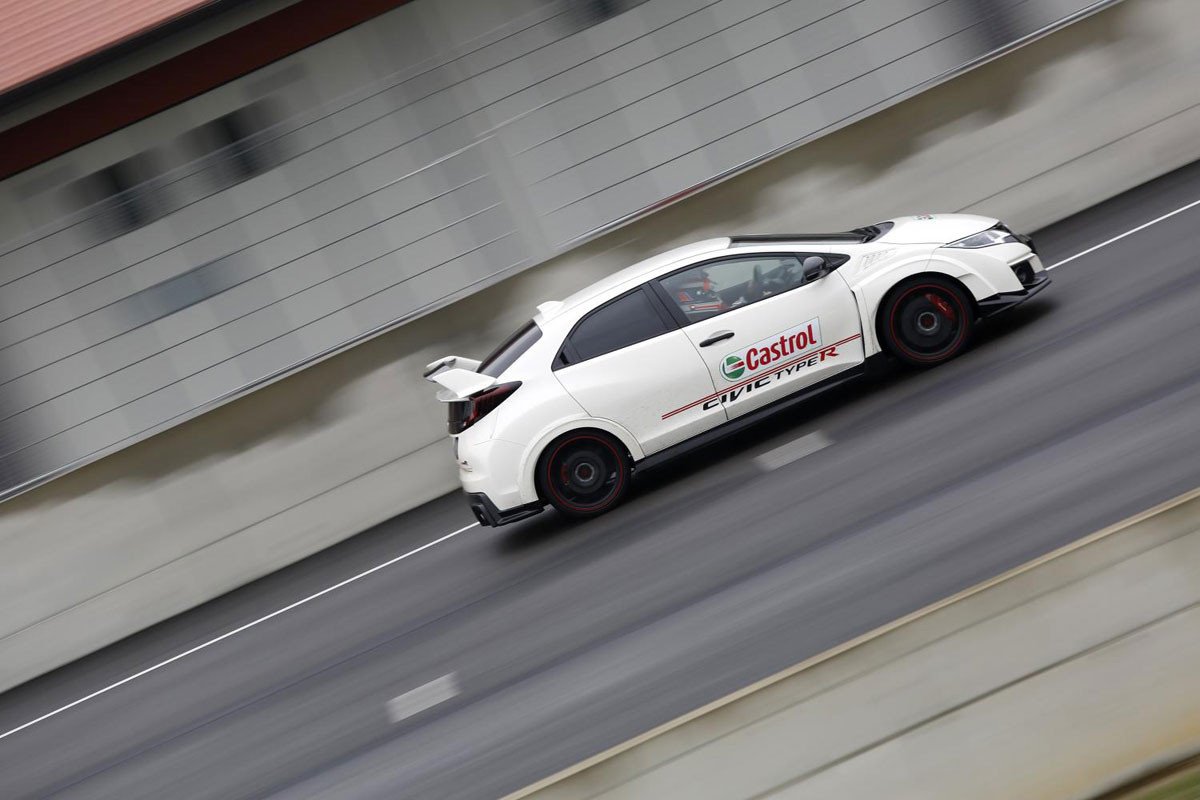 Vídeo: carrera entre un Civic Type-R, Civic WTCC y una Honda MotoGP