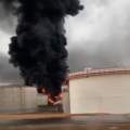 Fuego en Repsol Puertollano por el impacto de un rayo en un tanque de gasoil