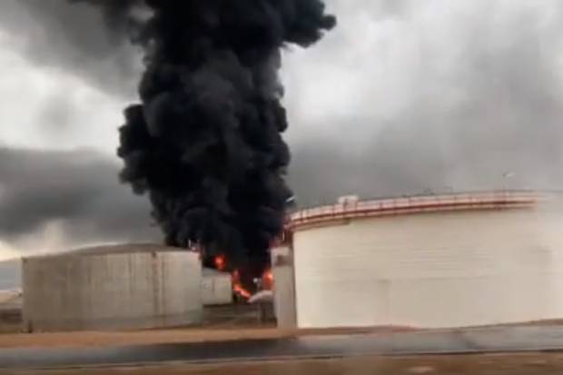 Fuego en Repsol Puertollano por el impacto de un rayo en un tanque de gasoil