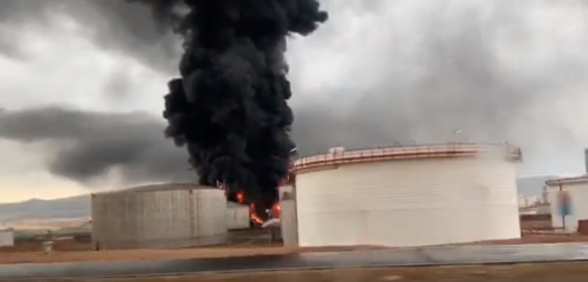 Fuego en Repsol Puertollano por el impacto de un rayo en un tanque de gasoil