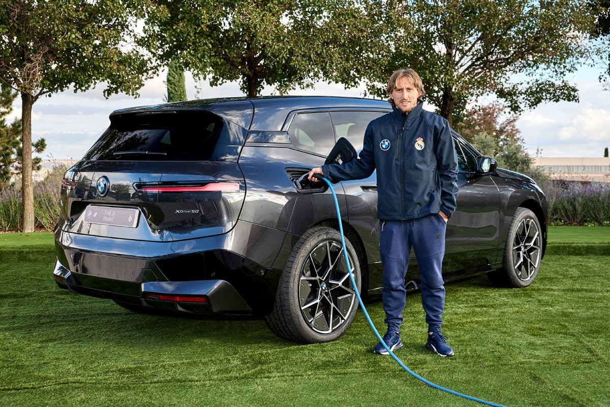 Todo el Real Madrid se mueve en coches BMW eléctricos: ¿cuál tiene Benzema o Modric?