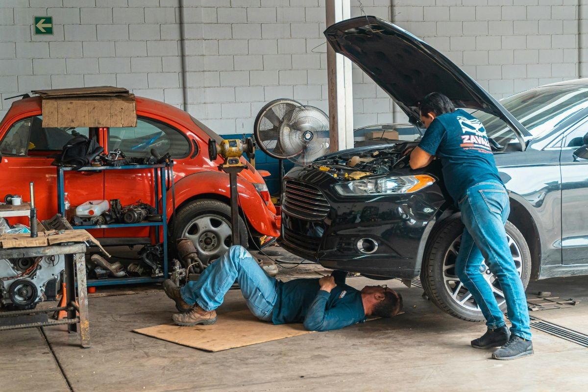 5 errores tontos que están desgastando tu coche sin que lo sepas
