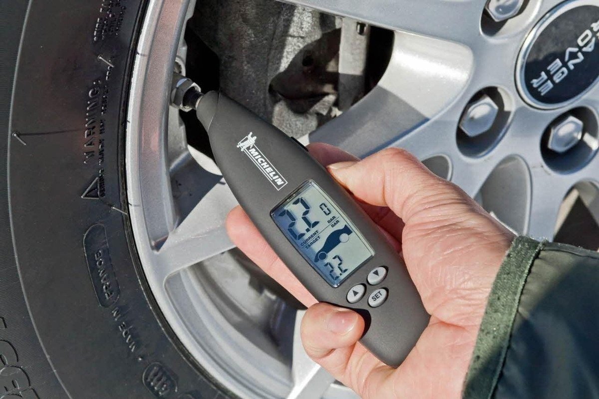 5 errores tontos que están desgastando tu coche sin que lo sepas