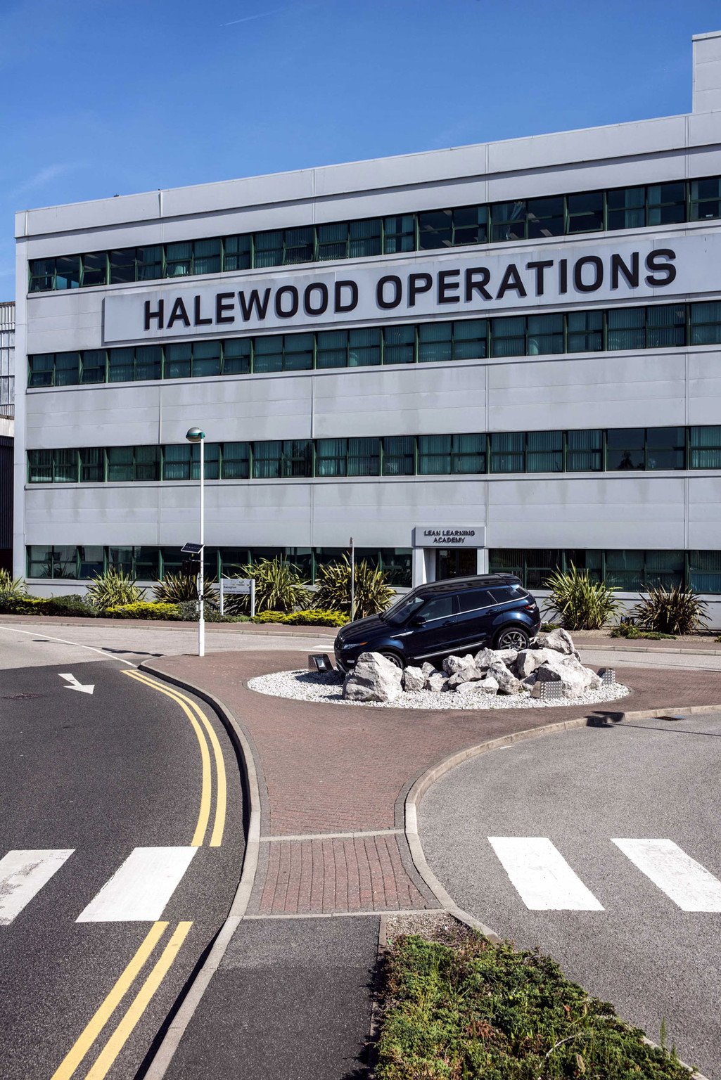 Sale el coche 1 millón de la fábrica Halewood de Jaguar Land Rover
