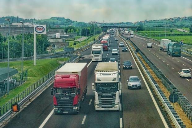 Crisis de combustible en Reino Unido: el interés por los coches eléctricos se dispara