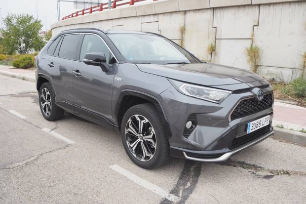 Comparativa Toyota RAV4 Hybrid frente al Plug-in híbrido enchufable: ¿cuál es mejor?