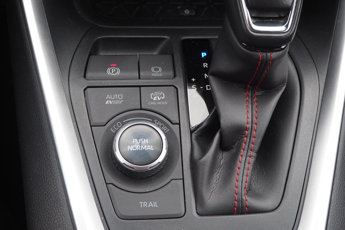 Comparativa Toyota RAV4 Hybrid frente al Plug-in híbrido enchufable: ¿cuál es mejor?