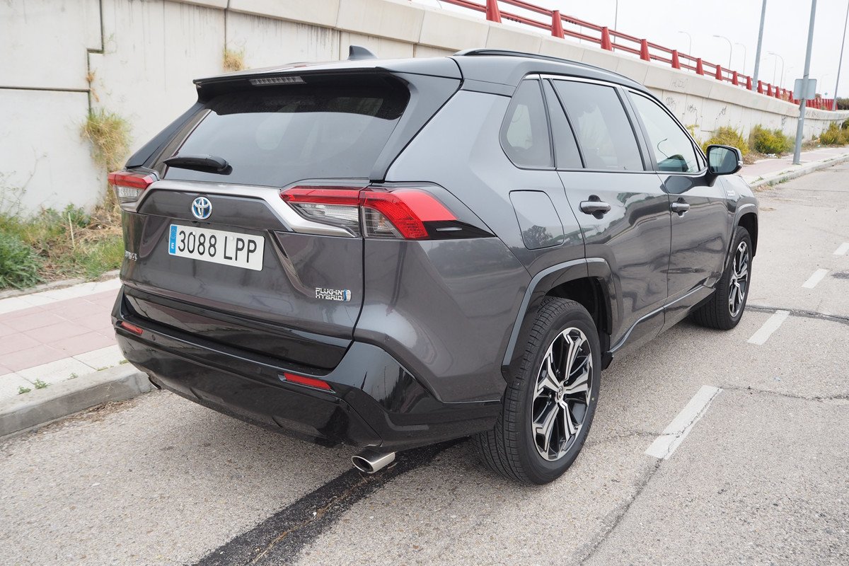 Comparativa Toyota RAV4 Hybrid frente al Plug-in híbrido enchufable: ¿cuál es mejor?