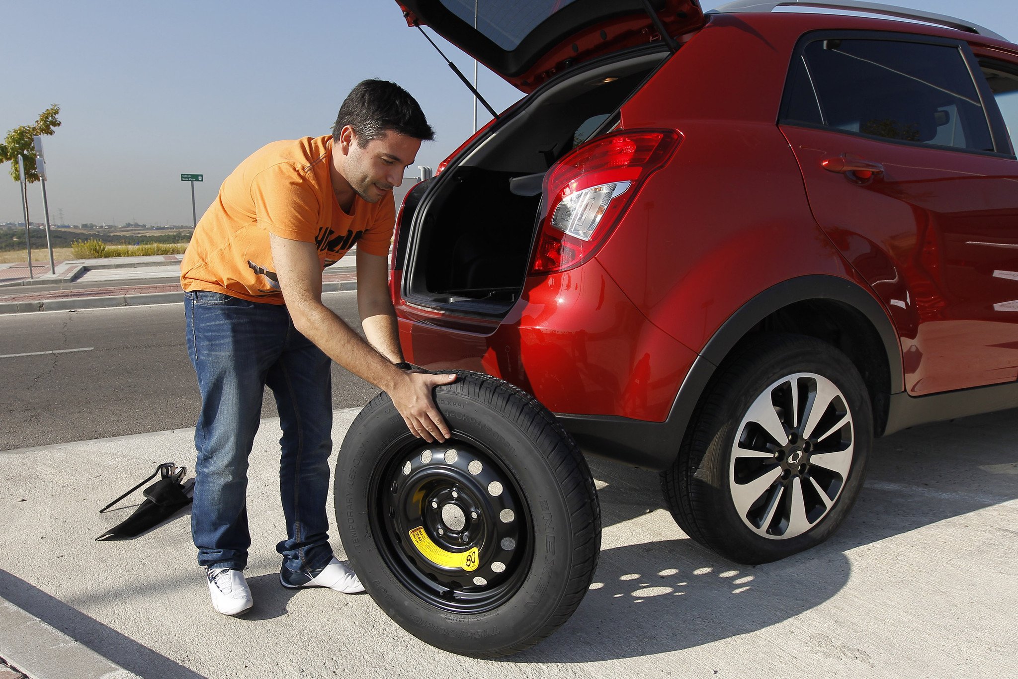 Cómo cambiar una rueda pinchada de forma segura