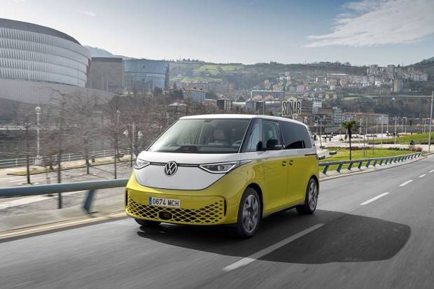 VW ID Buzz: 3 pros y 3 cons de la “furgo” eléctrica retro con prestaciones modernas