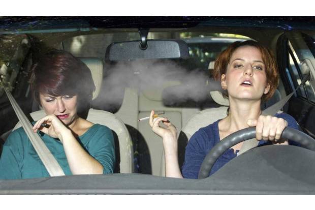 Prohibido fumar en la calle por los rebrotes de COVID-19: ¿y en el coche se puede fumar?