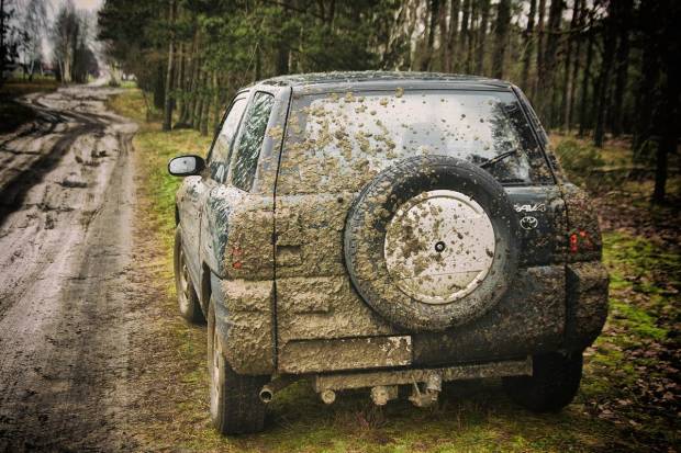 Cómo lavar el coche tras una lluvia de barro