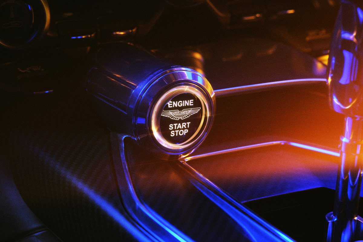 Aston Martin celebra su 110 aniversario lanzando el Valour: un V12 con cambio manual 