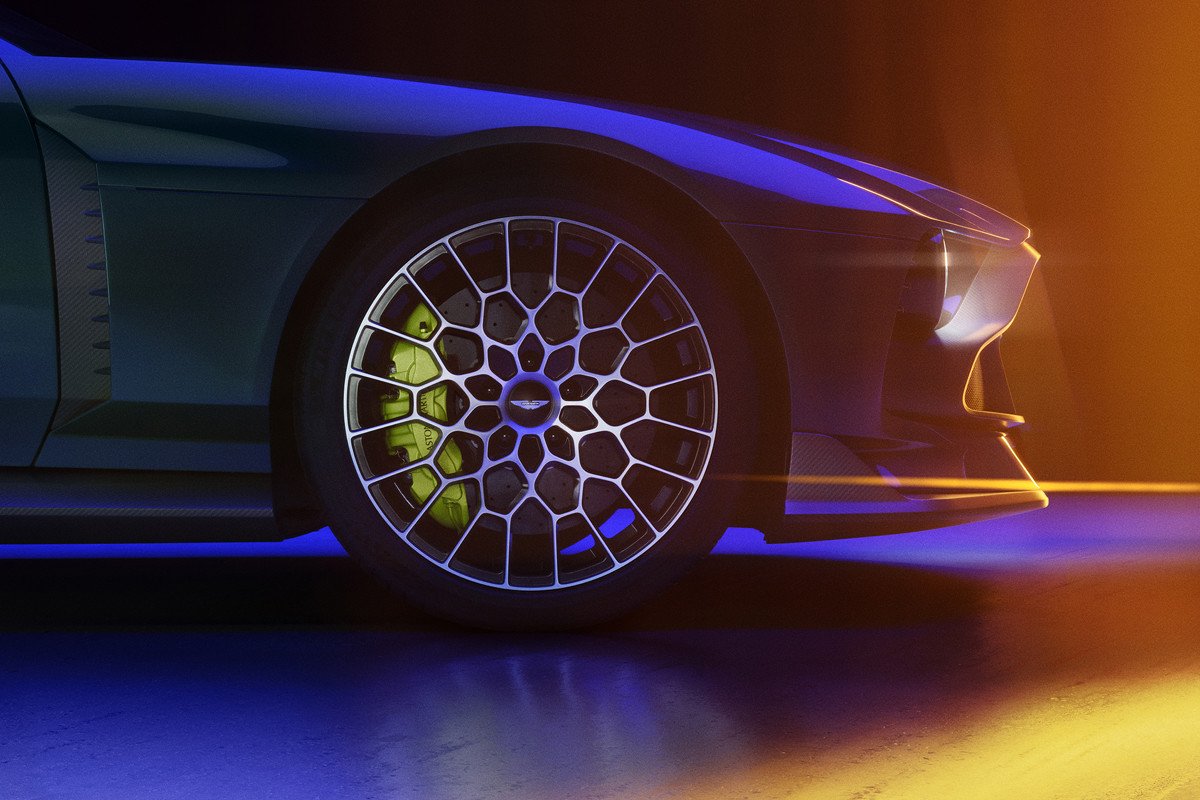 Aston Martin celebra su 110 aniversario lanzando el Valour: un V12 con cambio manual 