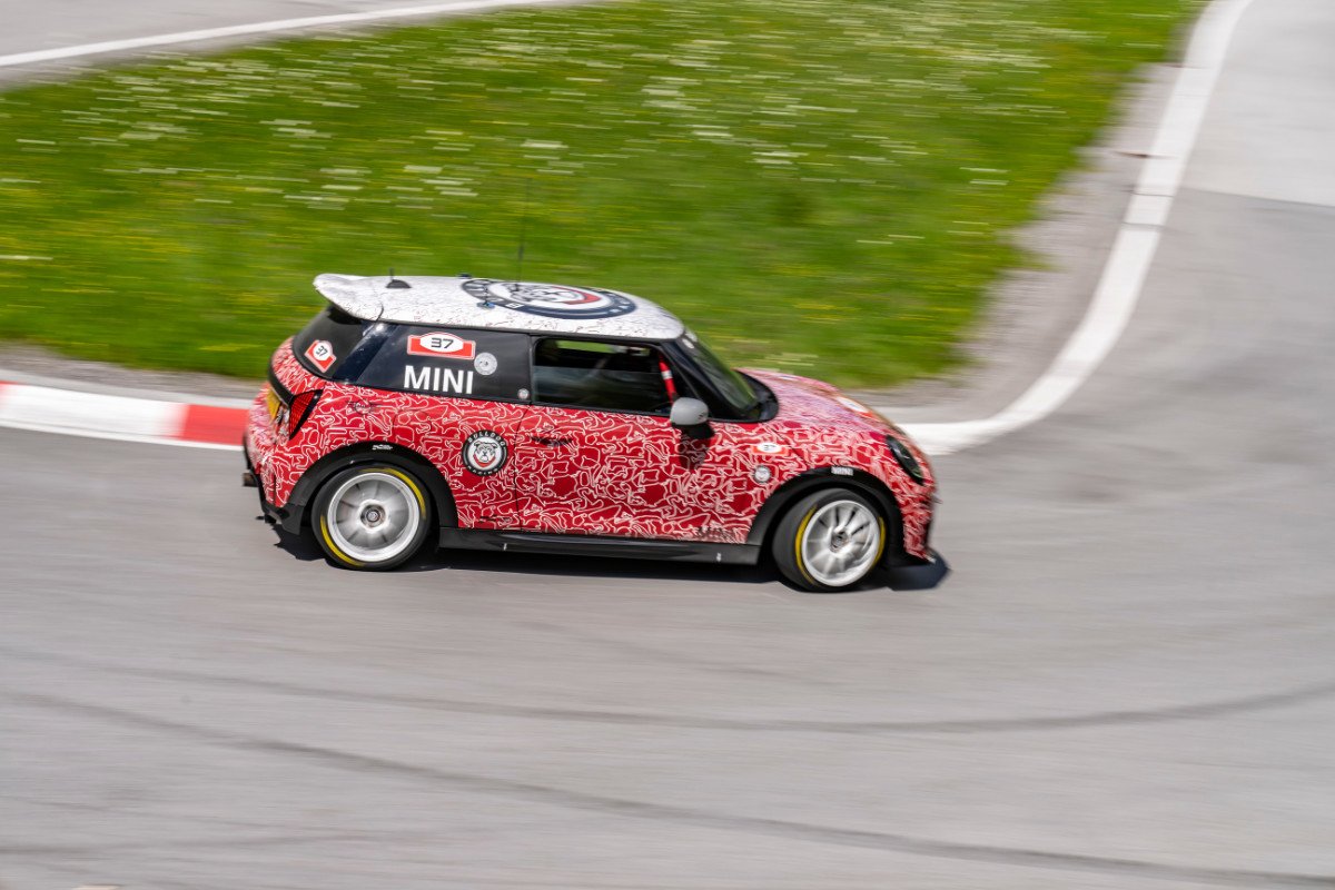 Si, habrá un nuevo Mini Cooper JCW gasolina y se estrenará en las 24h de Nürburgring