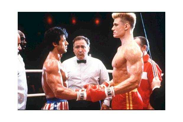 Mini Cooper S VS Porsche 911 parodiando Rocky IV