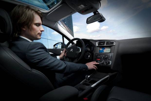 ¿Por qué huele mal el aire acondicionado de mi coche? La DGT nos dice cómo solucionarlo