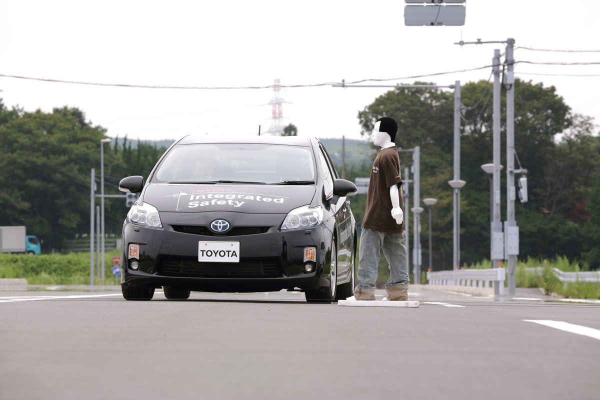 Nuevos sistemas Toyota de conducción automática y precolisión