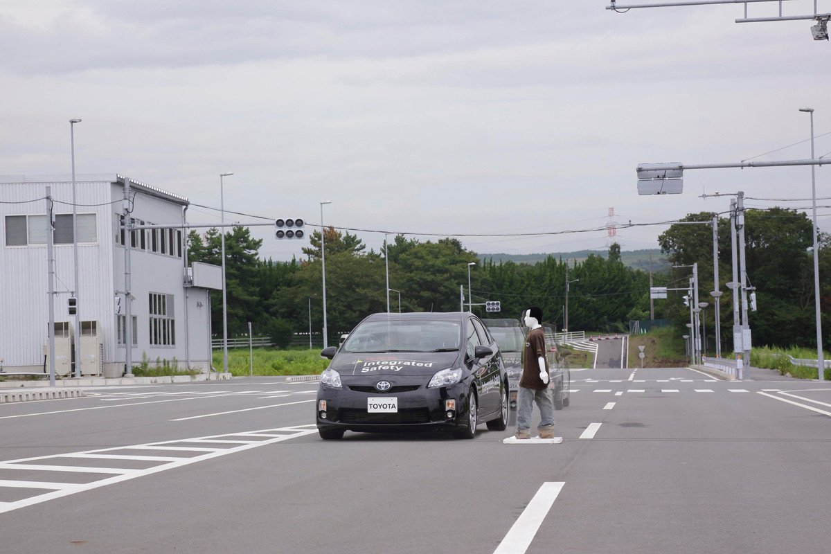 Nuevos sistemas Toyota de conducción automática y precolisión
