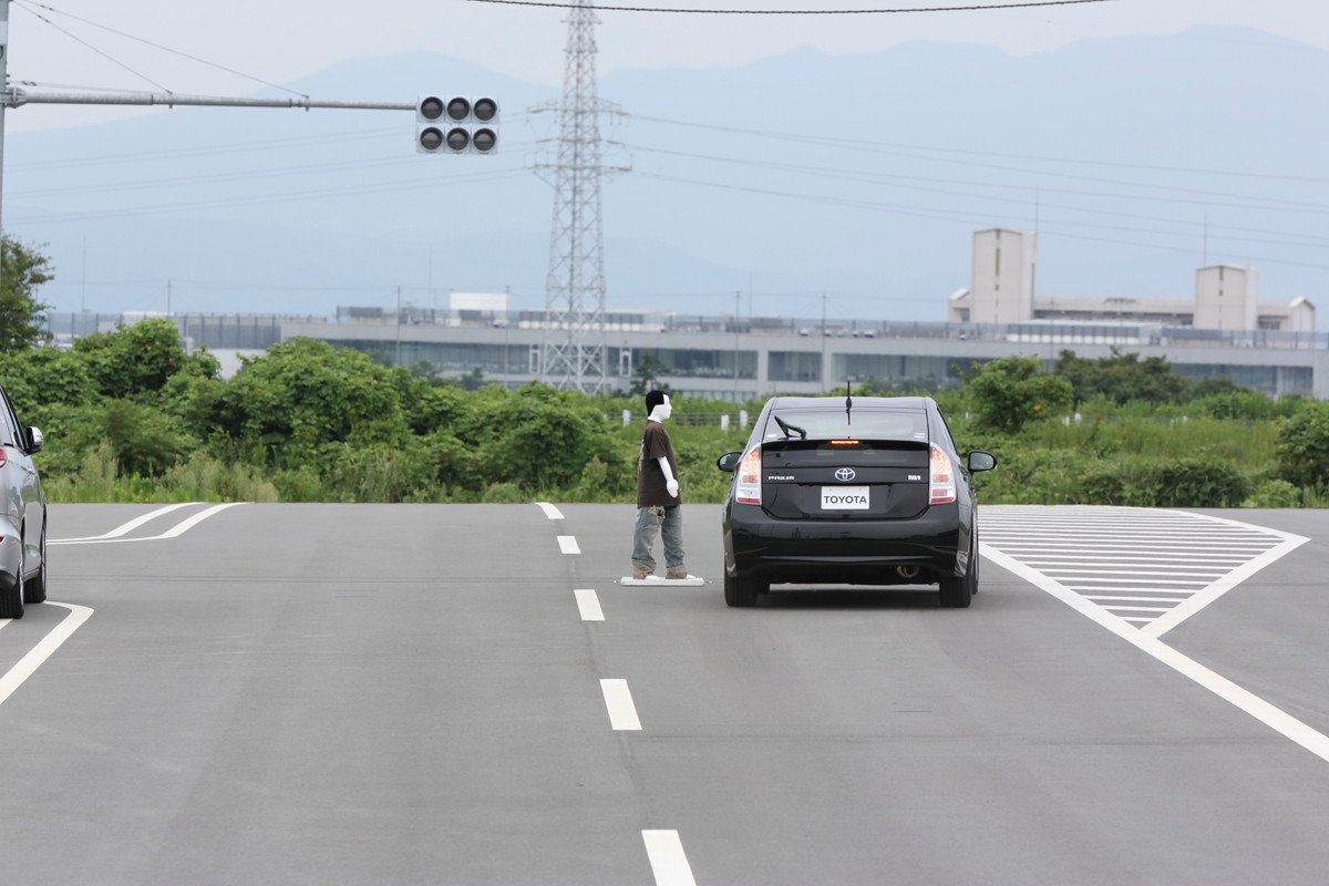 Nuevos sistemas Toyota de conducción automática y precolisión