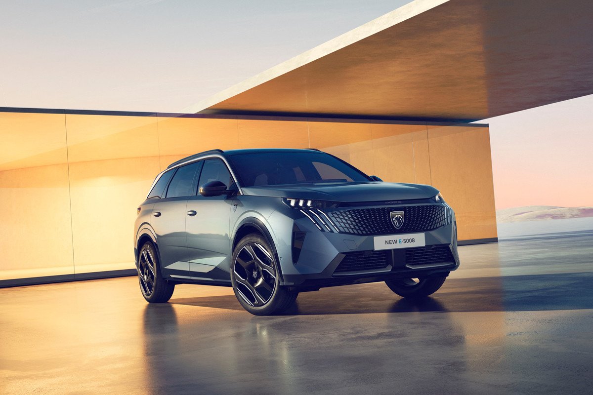 El nuevo Peugeot E-5008 también se pasa a la electricidad: todos los detalles del SUV