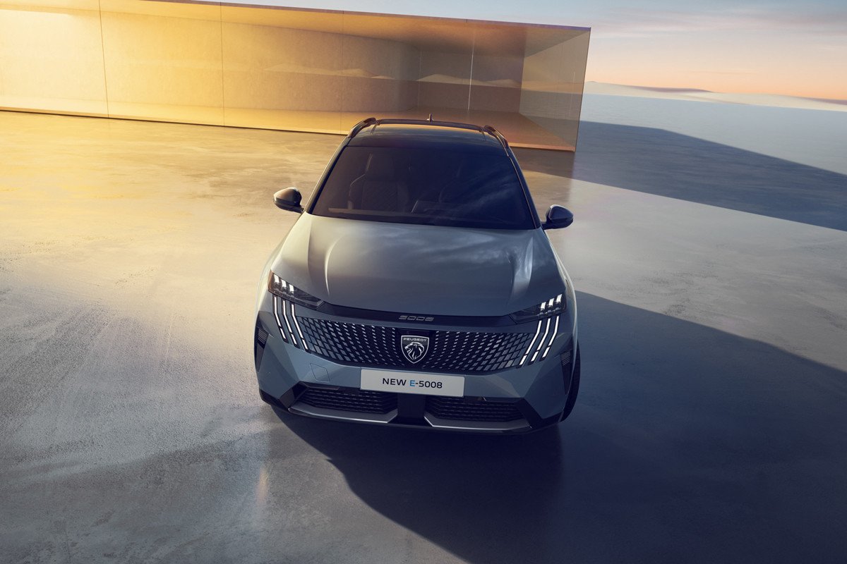 El nuevo Peugeot E-5008 también se pasa a la electricidad: todos los detalles del SUV