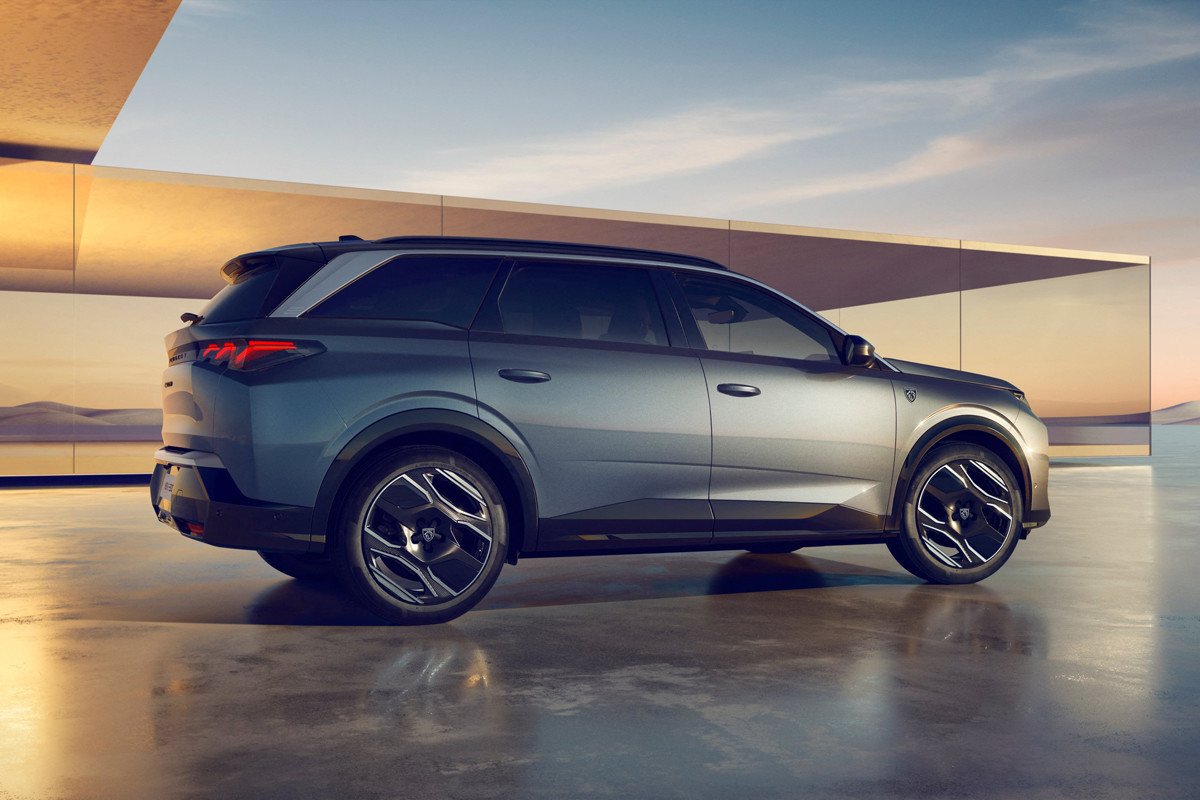 El nuevo Peugeot E-5008 también se pasa a la electricidad: todos los detalles del SUV