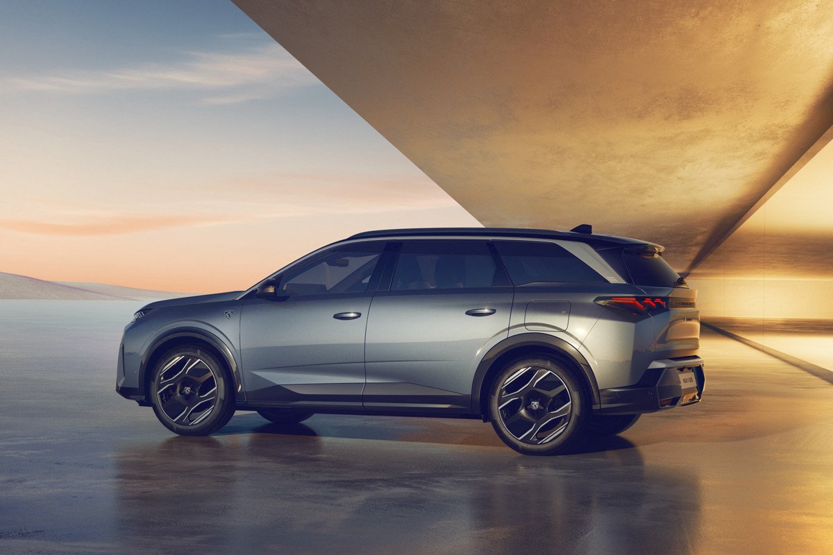 El nuevo Peugeot E-5008 también se pasa a la electricidad: todos los detalles del SUV
