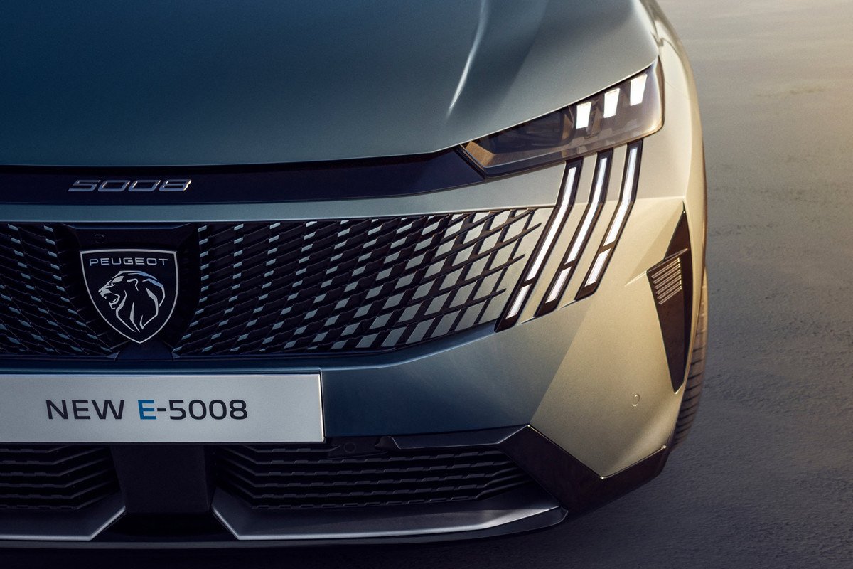 El nuevo Peugeot E-5008 también se pasa a la electricidad: todos los detalles del SUV