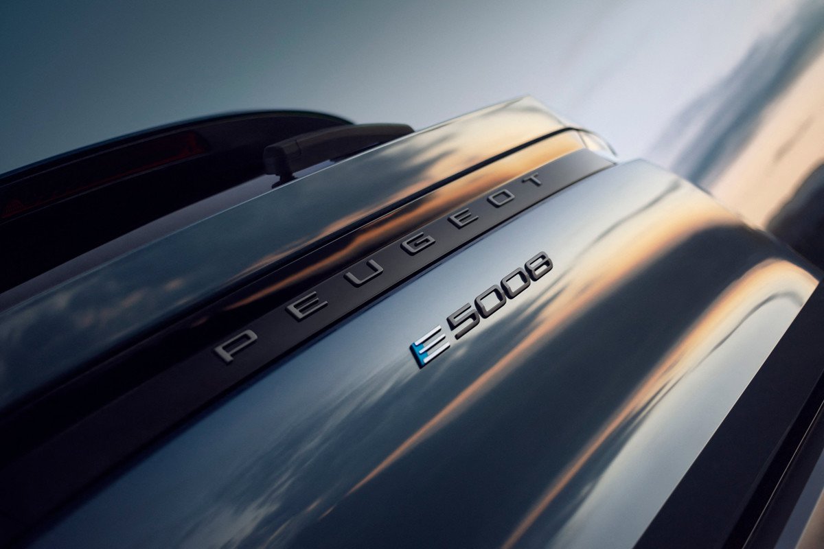 El nuevo Peugeot E-5008 también se pasa a la electricidad: todos los detalles del SUV