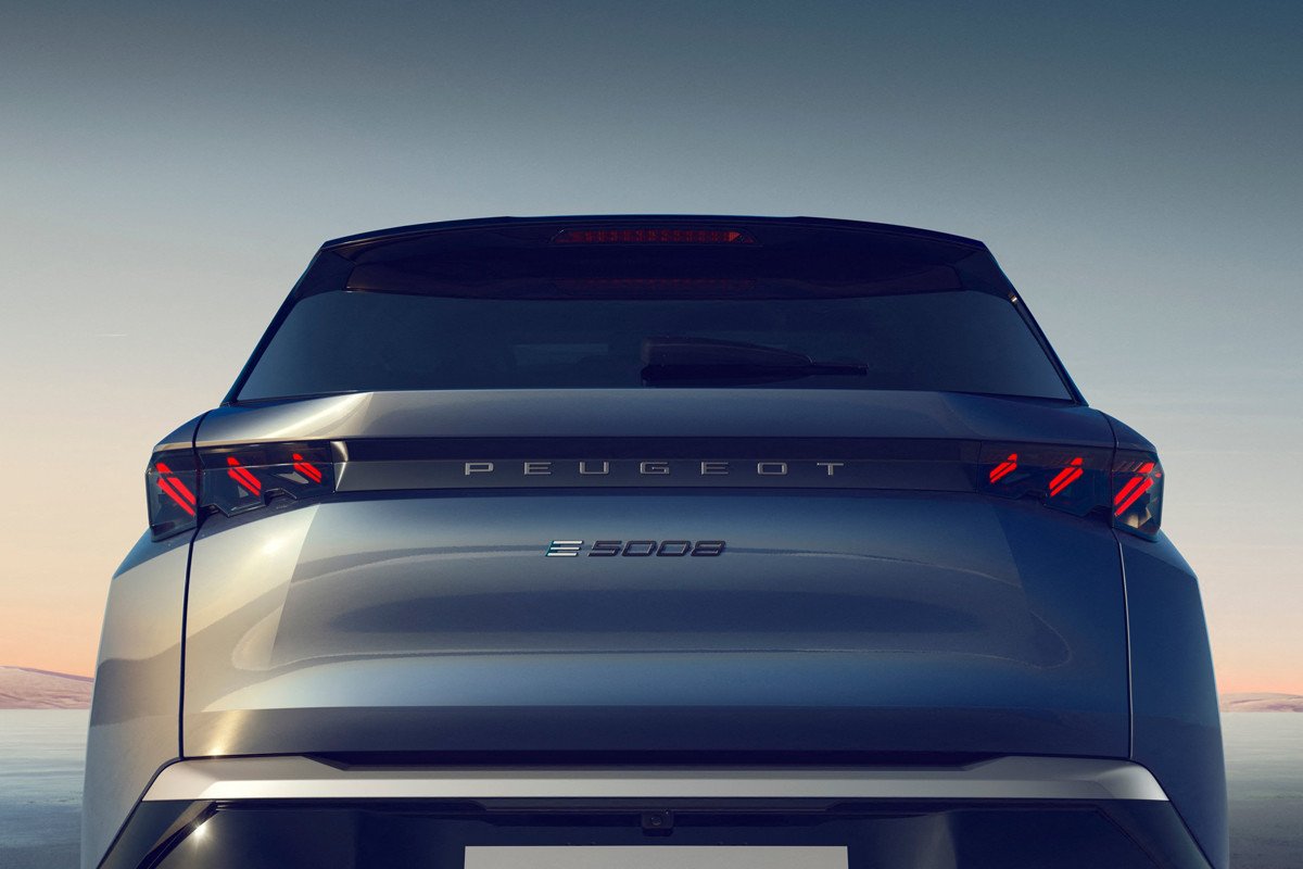 El nuevo Peugeot E-5008 también se pasa a la electricidad: todos los detalles del SUV