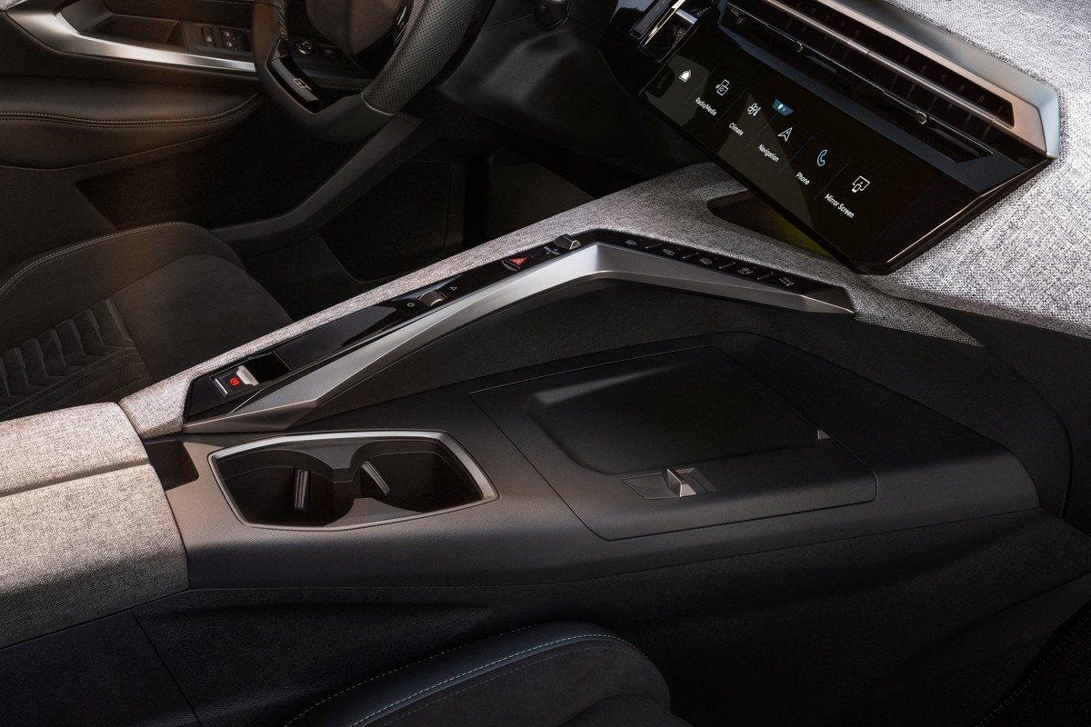 El nuevo Peugeot E-5008 también se pasa a la electricidad: todos los detalles del SUV