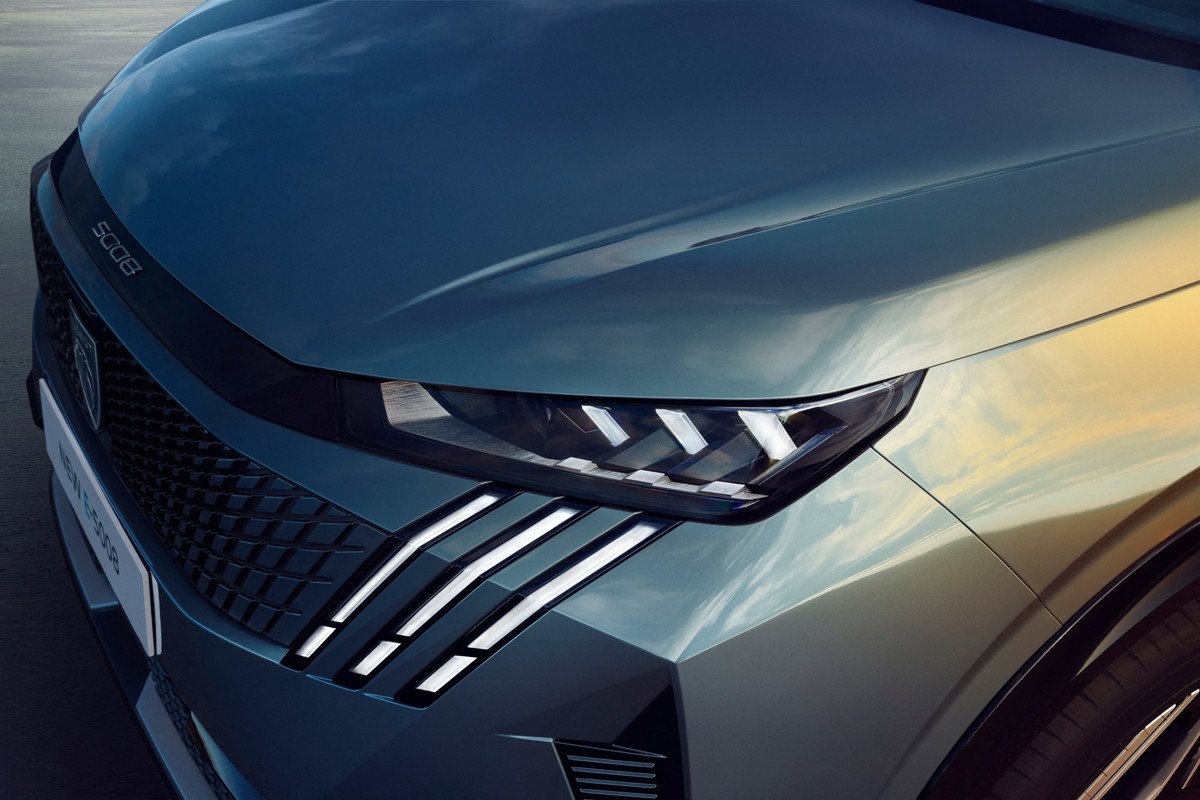 El nuevo Peugeot E-5008 también se pasa a la electricidad: todos los detalles del SUV
