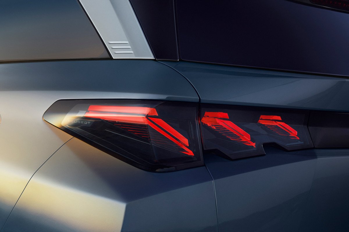 El nuevo Peugeot E-5008 también se pasa a la electricidad: todos los detalles del SUV