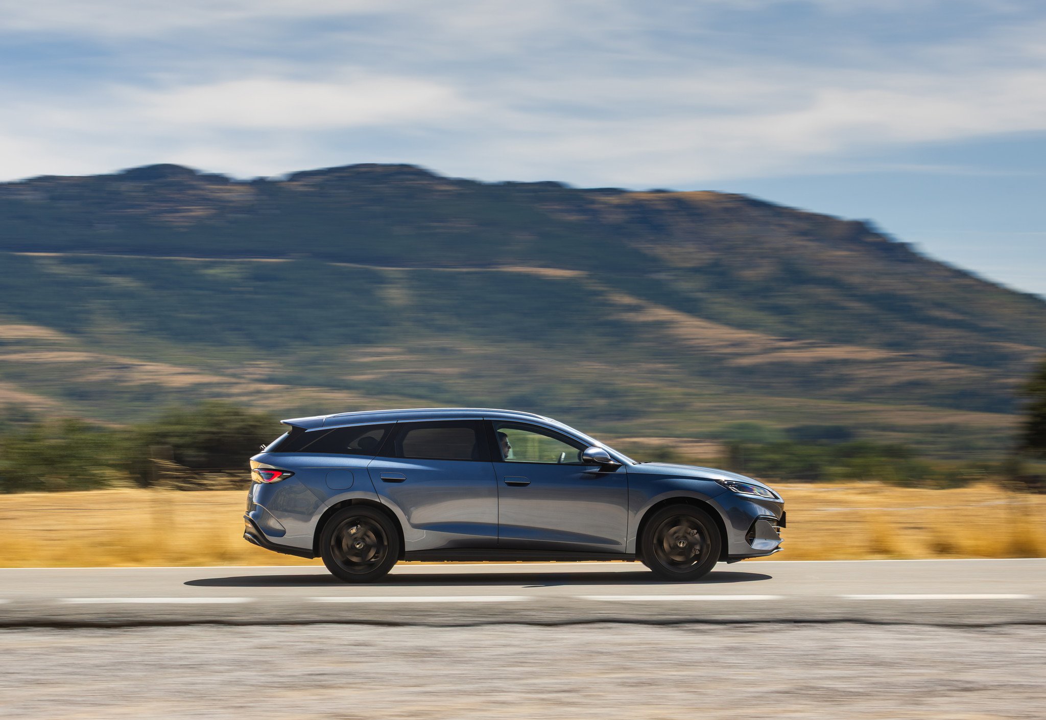 BYD Seal 6 DM-i Lateral en marcha