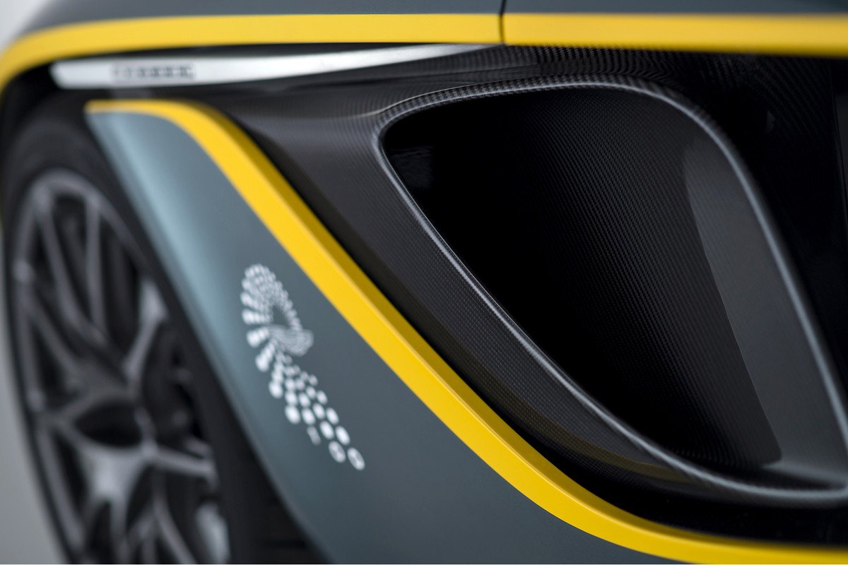 Aston Martin CC100 Speedster Concept: cumpleaños feliz